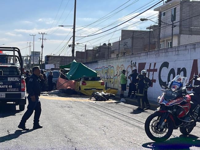 Auto embiste a motociclista y se lleva puesto ambulante en Ecatepec |VIDEO