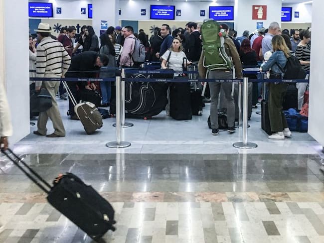 Gobierno sugiere evitar viajes internacionales no esenciales