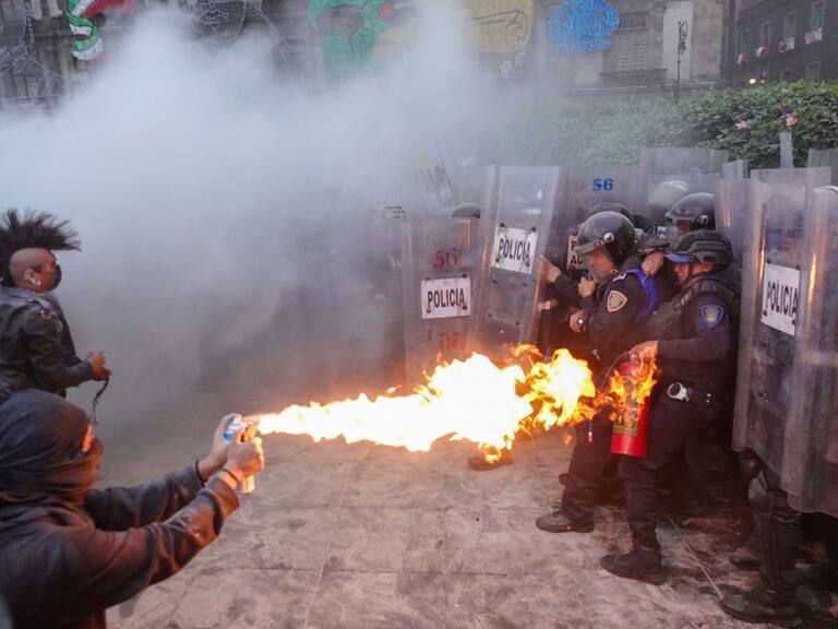 Integrantes del llamado Bloque Negro se enfrentaron a Policías Capitalinos en el Zócalo, durante la Marcha del 2 de octubre para conmemorar la Matanza Estudiantil de 1968 en Tlatelolco. Los jóvenes encapuchados agredieron a los uniformados con cohetones, bombas molotov, piedras y palos, mientras los policías solo los contuvieron.
