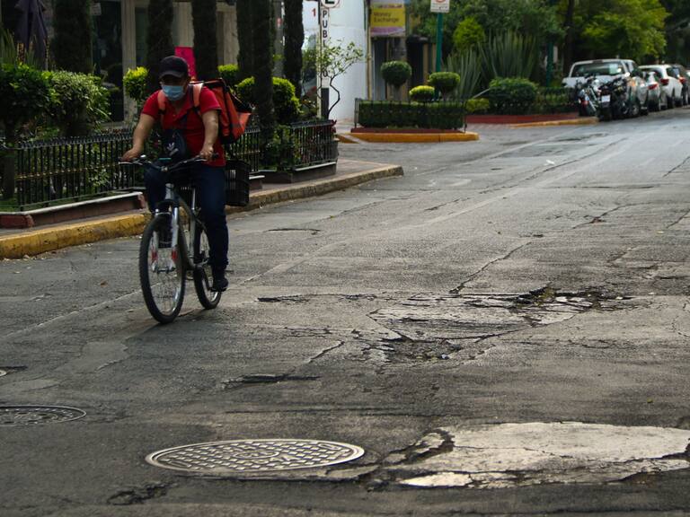 La CDMX ofrece una indemnización por el daño causado a tu vehículo por un bache o coladera.