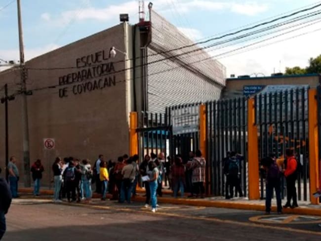 Marcha 8M: Colectivo de feministas toman Prepa 6 en Coyoacán; autoridades suspenden las clases