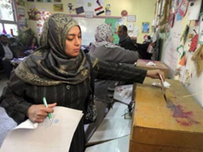 Votan egipcios para renovar su constitución