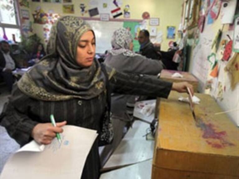 Votan egipcios para renovar su constitución