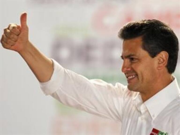 Peña Nieto lanza 5 compromisos, firma tres y promete que México va a cambiar