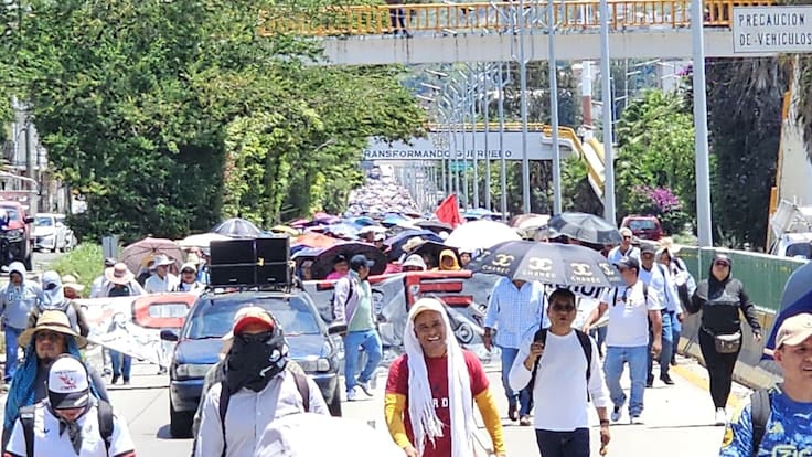Marchan maestros de la CETEG en Chilpancingo; acuden a reunión con Evelyn Salgado y Mario Delgado