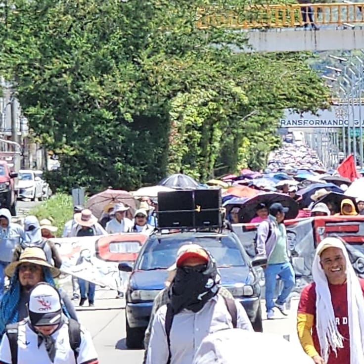 Marchan maestros de la CETEG en Chilpancingo; acuden a reunión con Evelyn Salgado y Mario Delgado