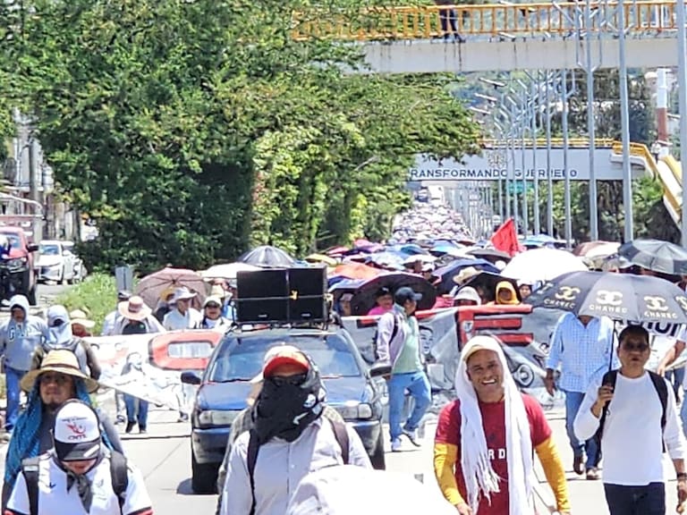 Los maestros de Guerrero, encabezados por la secretaria general de la CETEG, Elvira Veleces Morales, buscan atención a demandas de recategorizaciones, bonos y la creación de la Subsecretaría de Educación de los Pueblos Originarios, entre otras.