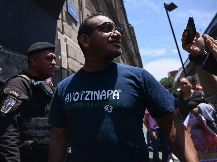 Vidulfo Rosales deja renuncia como abogado de los familiares de los desaparecidos de Ayotzinapa