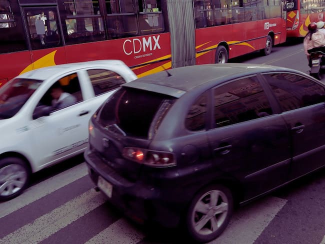 Multarán con más de 4,000 pesos por usar el celular al manejar: a quién aplica