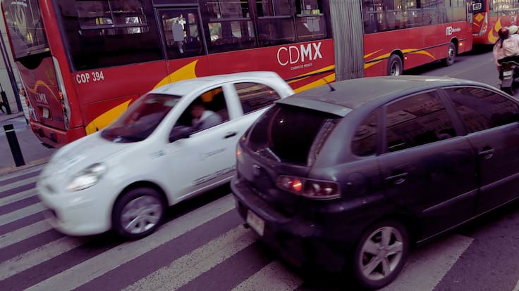 Multarán con más de 4,000 pesos por usar el celular al manejar: a quién aplica