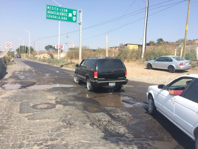 Baches en la carretera libre a Zapotlanejo dificulta el paso vehicular