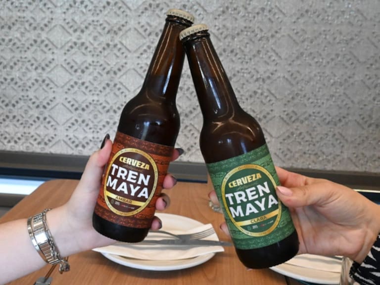 El vagón restaurante Janal presenta su menú regional y la nueva cerveza artesanal "Tren Maya", producida en colaboración con la Cervecería Ceiba para el servicio a bordo.