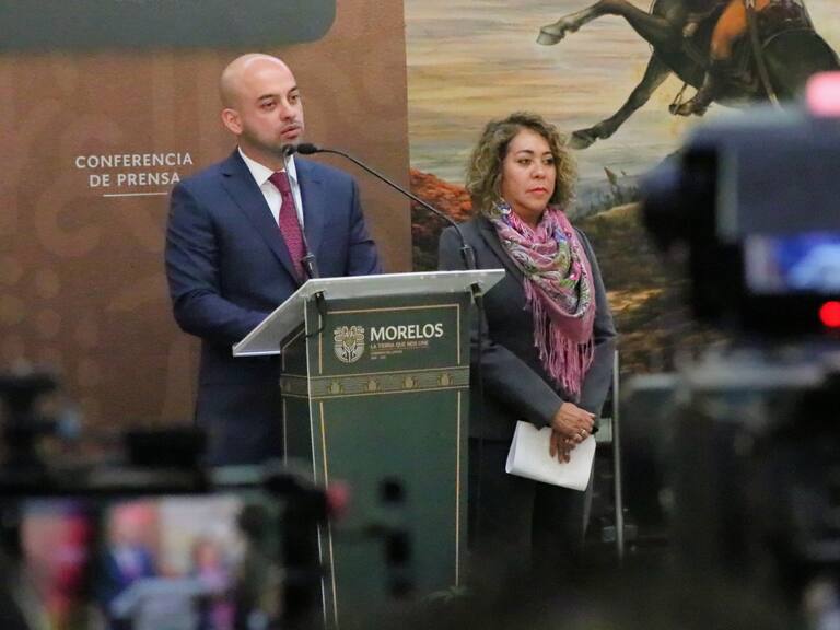 El consejero jurídico, Edgar Maldonado Ceballos; y la contralora del Gobierno del Estado de Morelos, Alejandra Pani Barragán presentaron las primeras denuncias en contra de la anterior admiistración estatal.