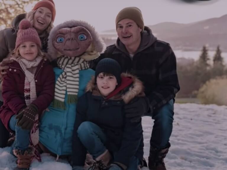 E.T. y Elliot vuelven a estar juntos en la Tierra para esta Navidad
