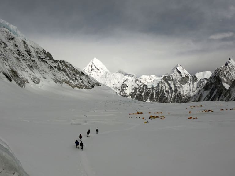 Cadáveres atrapados en el Everest salen a la superficie por derretimiento
