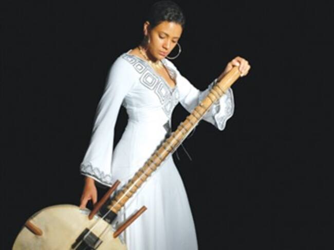 Escucha la 'kora femenina' de Sona Jobarteh