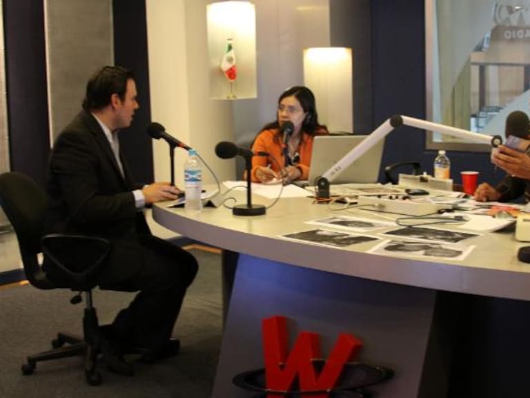 Miguel Ángel Carreón, director del Imjuve, conversa con Héctor Jiménez Landín e Ibeth Parga Foto: Daniela Díaz