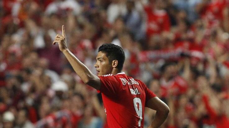 Raúl Jiménez anota desde la vía penal y es campeón de Copa en Portugal