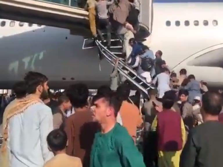 EEUU toma el control del aeropuerto de Kabul, tras la entrada de talibanes