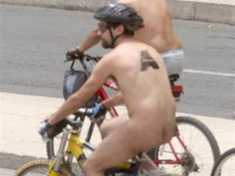 Termina marcha ciclista nudista en Paseo de la Reforma