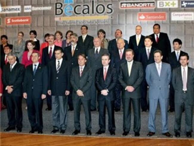 Encabeza Emilio Azcárraga graduación de estudiantes del programa 'Bécalos'