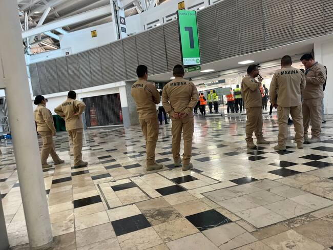 AICM reinicia operación paulatinamente, ante impotencia de usuarios