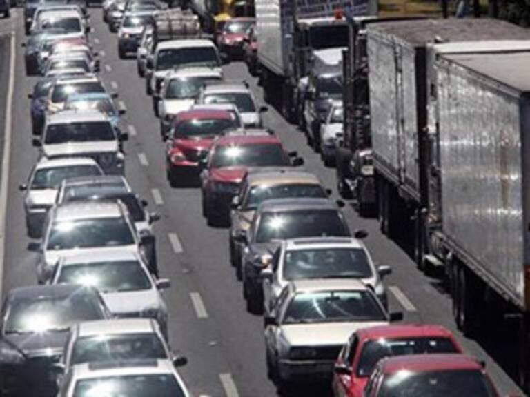 Registran volcadura de tráiler en la México-Querétaro