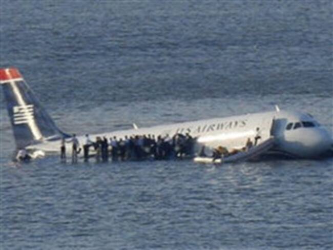 Rescatan avión que cayó en río Hudson
