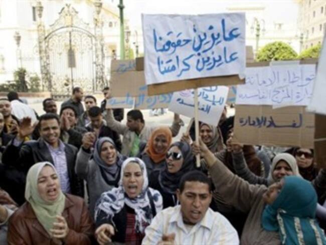 Egipto: manifestantes bloquean entrada a la sede del gobierno