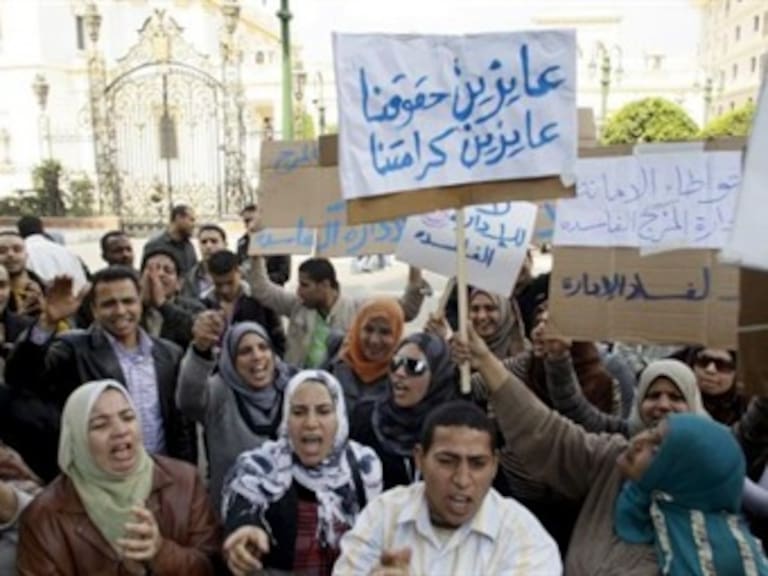 Egipto: manifestantes bloquean entrada a la sede del gobierno