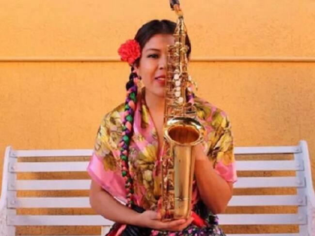 A María Elena Ríos no la callan, nuevamente hace sonar su saxofón