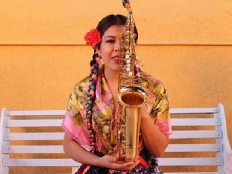 A María Elena Ríos no la callan, nuevamente hace sonar su saxofón