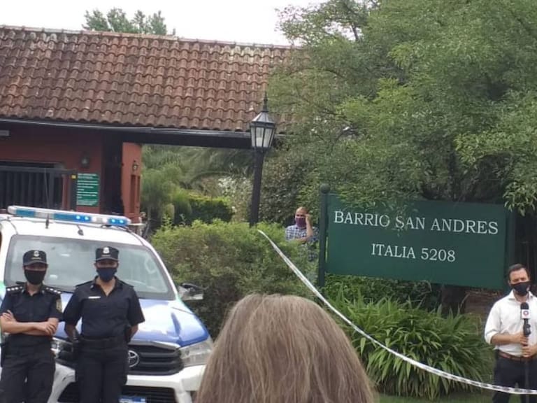 La policía se encuentra fuera de la casa del futbolista, ante la llegada de aficionados por la muerte del astro argentino.
