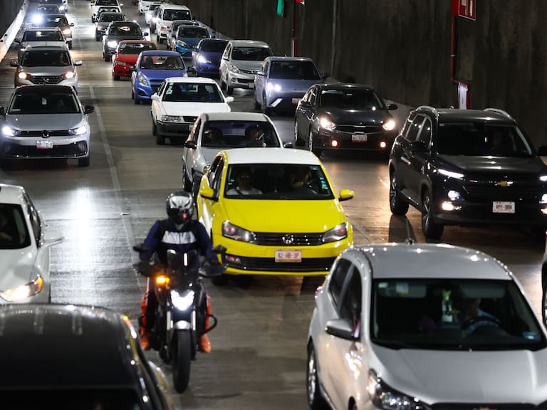 CDMX multará a motociclistas que filtren irresponsablemente entre el tráfico. Getty Images
