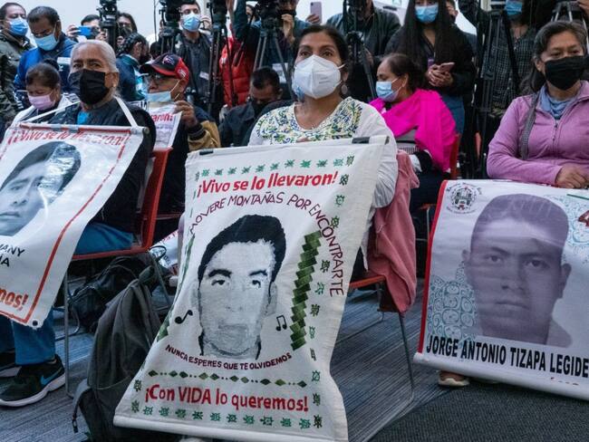 AMLO recibió en privado a los padres y madres de los 43 de Ayotzinapa