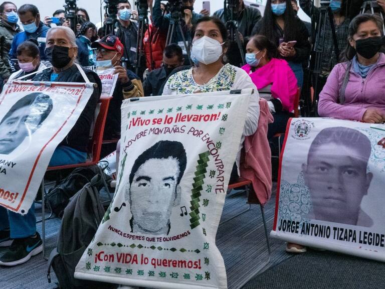 AMLO recibió en privado a los padres y madres de los 43 de Ayotzinapa