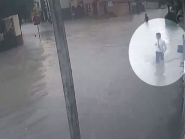 Adolescentes se electrocutan con poste por inundación