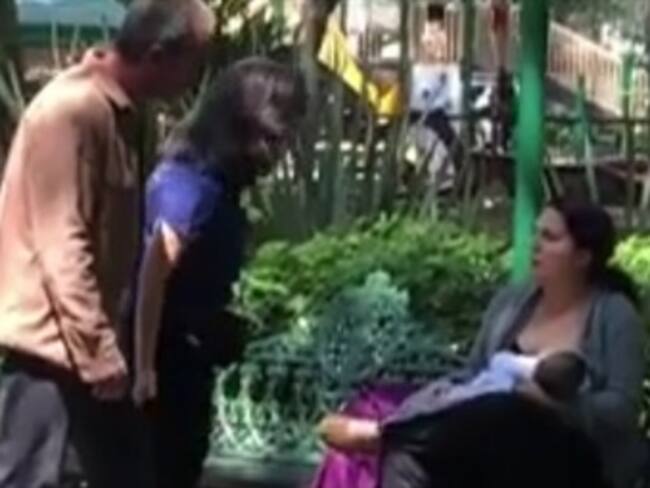 Acusan a madre de exhibicionista por amamantar a su hijo