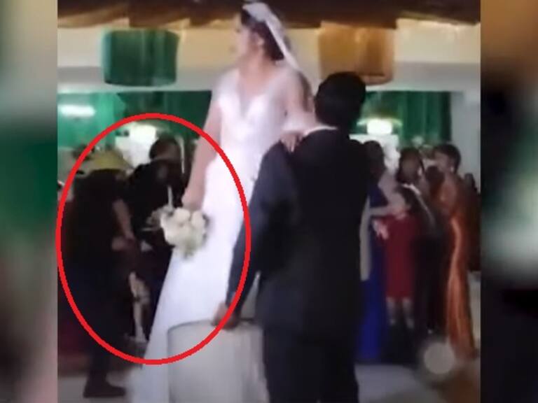 Ante el asombro de los novios y sus invitados, sicarios sacan a uno de sus invitados, de la boda,.