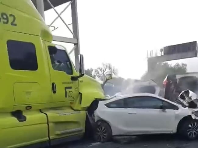 Tráiler embiste a 9 vehículos en el Circuito Mexiquense deja varios heridos graves y un fallecido