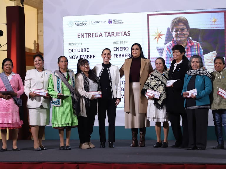Claudia Sheinbaum, presidenta de México, en compañía de Ariadna Montiel, secretaria del Bienestar, entregaron tarjetas del Bienestar a mujeres que fueron invitadas a la conferencia matutina.