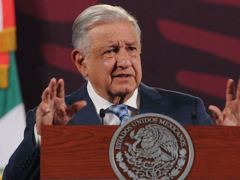 El presidente López Obrador defendió durante la mañanera al ministro en retiro Arturo Zaldívar, luego de una denuncia anónima que llevó a la SCJN y al CJF a abrir una investigación por delitos diversos