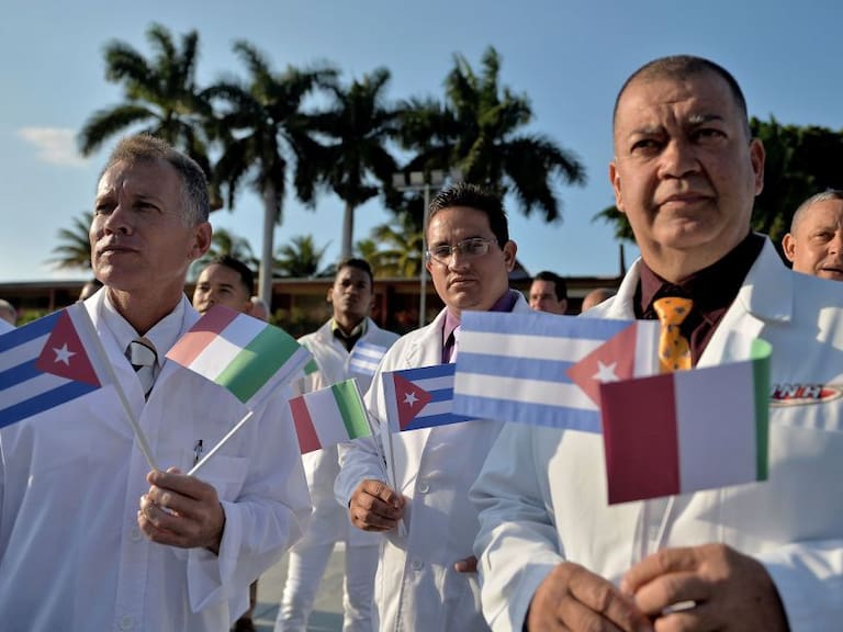 Así reciben a médicos cubanos en distintos países para combatir el Covid19