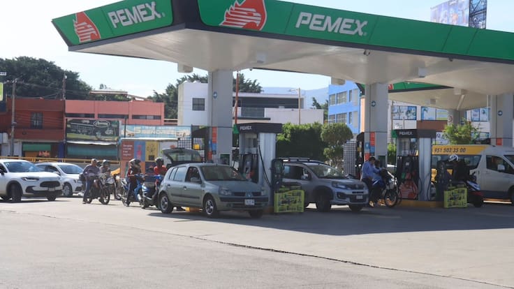 Gasolina regular seguirá debajo de 24 pesos; Gobierno y gasolineros extienden acuerdo por seis meses