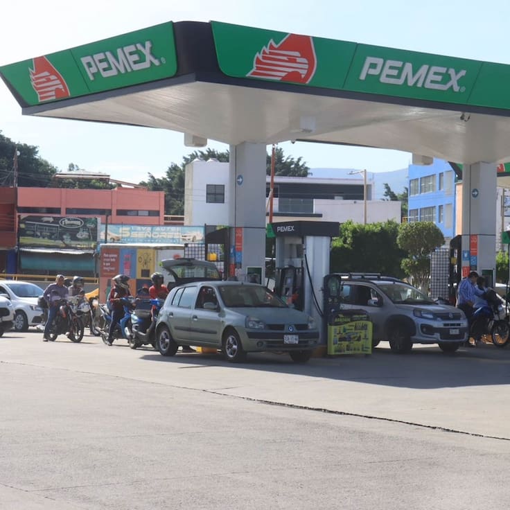 Gasolina regular seguirá debajo de 24 pesos; Gobierno y gasolineros extienden acuerdo por seis meses