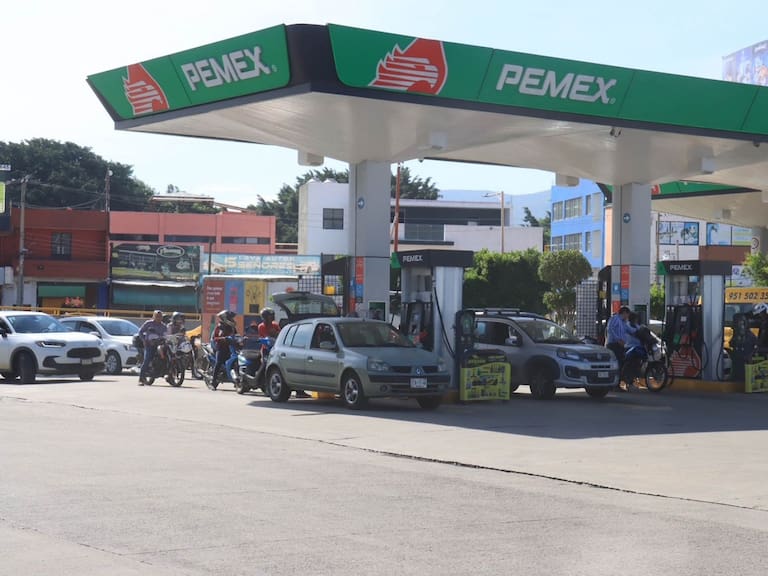 El precio gasolina regular se mantendrá por debajo de 24 pesos por litro durante otros seis meses, mientras el diésel permanecerá debajo de 27 pesos. FOTO: CAROLINA JIMÉNEZ MARISCAL/CUARTOSCURO.COM