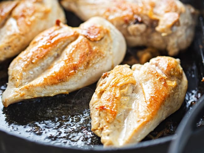 ¿Por qué el pollo queda seco? Chefs revelan cómo evitar el error que cometen millones de personas al cocinarlo