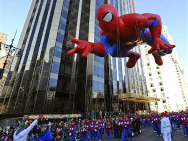 Recorren globos gigantes calles de Nueva York