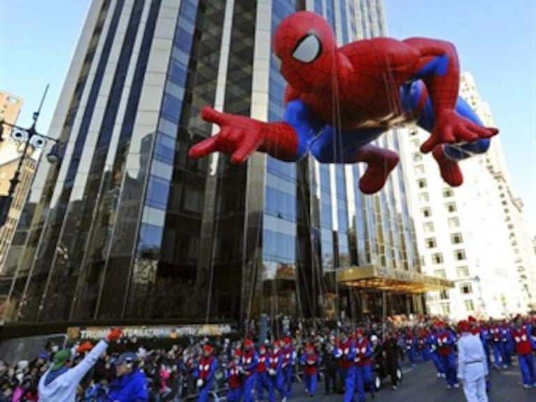 Recorren globos gigantes calles de Nueva York