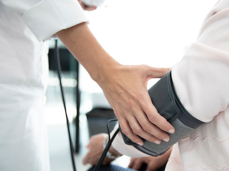 México aún enfrenta un reto de 2.5 médicos por cada mil habitantes